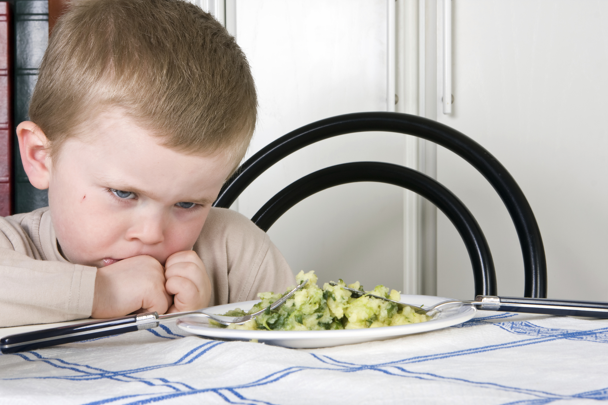 Если хотите стать сильными дети ешьте. Для аппетита ребенку. Ребенок отказывается от еды. Отказ от еды у ребенка. Нарушение аппетита у детей.